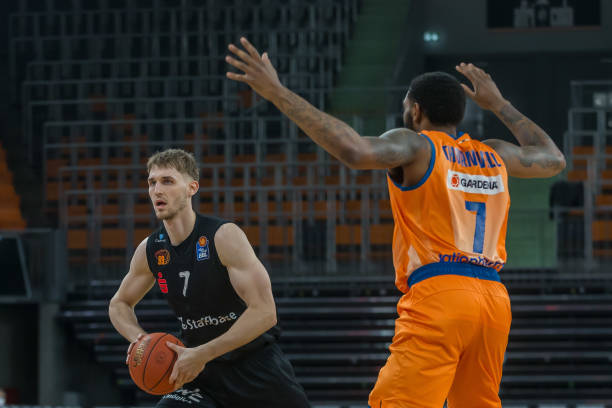 依靠严格的 依靠严格的